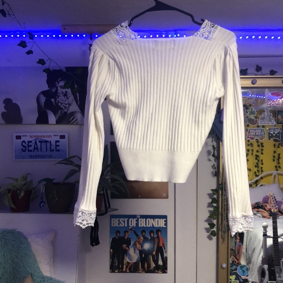 Elegant Cider lace long sleeve top with pearl buttons - Picture 2 of 4